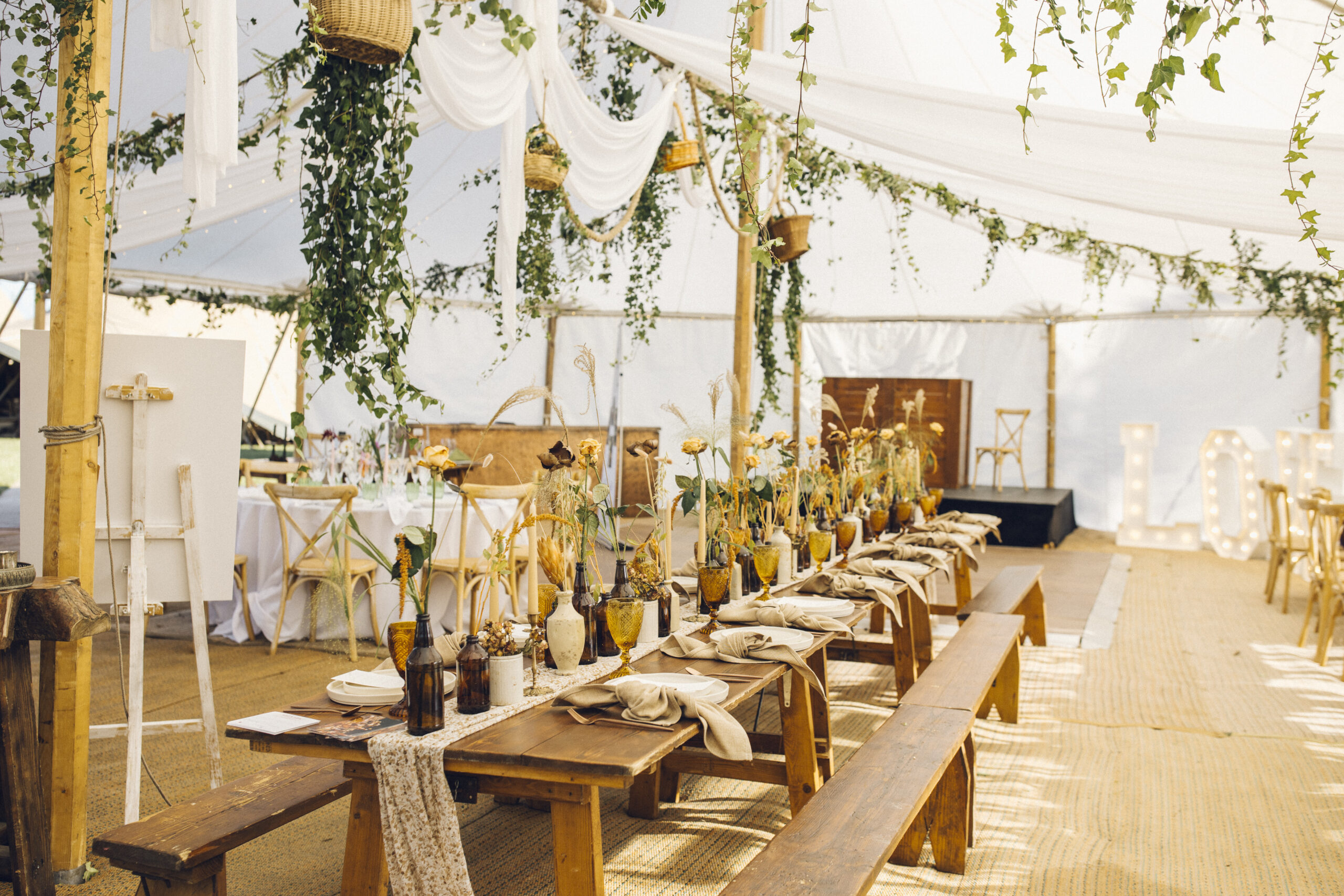 How to decorate a wedding marquee
