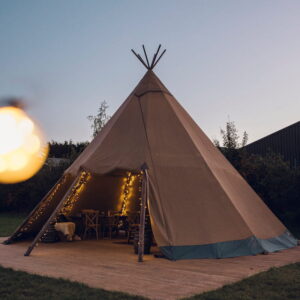 Kung tent set with tables for a winter dinner